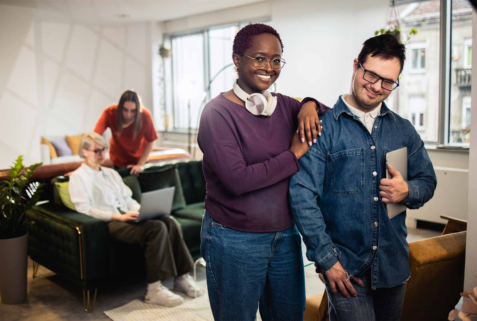 Junge mit Behinderung und Mädchen verbringen gemeinsam Zeit