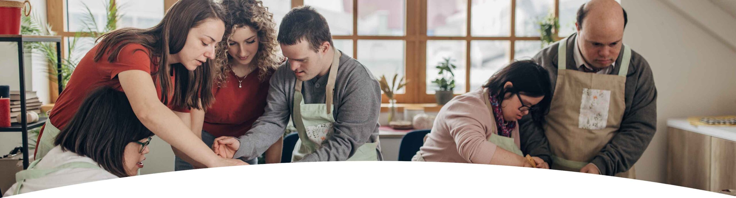 header_konzept Gruppe von Menschen arbeiten in der Küche miteinander